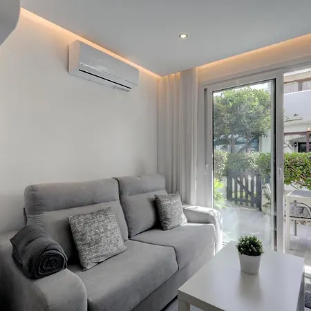 Modern House Only A 3 Minute Walk To The Beach.