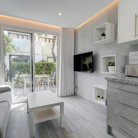 Apartment Modern House Only A 3 Minute Walk To The Beach.