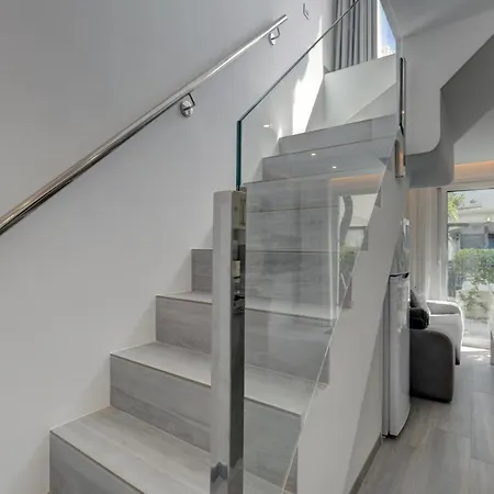 Modern House Only A 3 Minute Walk To The Beach. *
