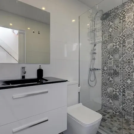 Modern House Only A 3 Minute Walk To The Beach.