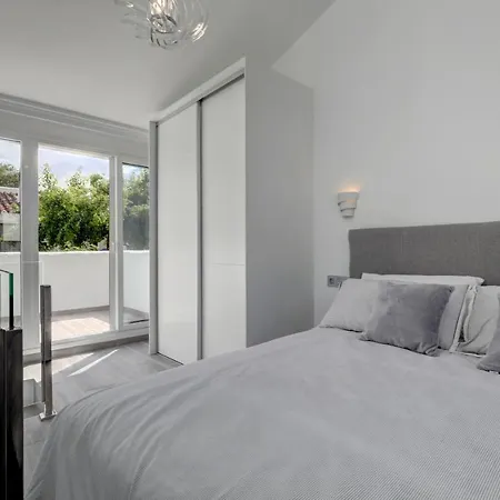 Apartment Modern House Only A 3 Minute Walk To The Beach.