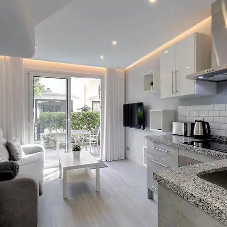 Modern House Only A 3 Minute Walk To The Beach. Apartment *