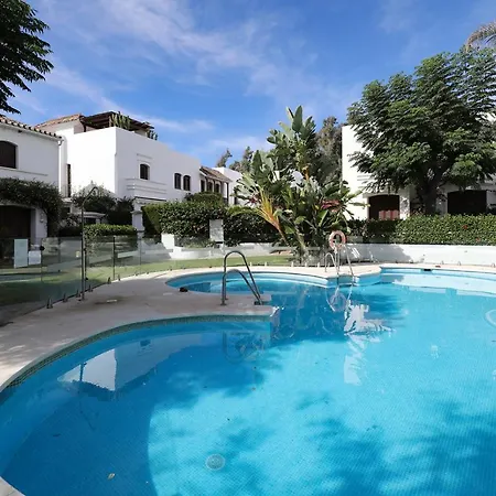 Apartment Modern House Only A 3 Minute Walk To The Beach.