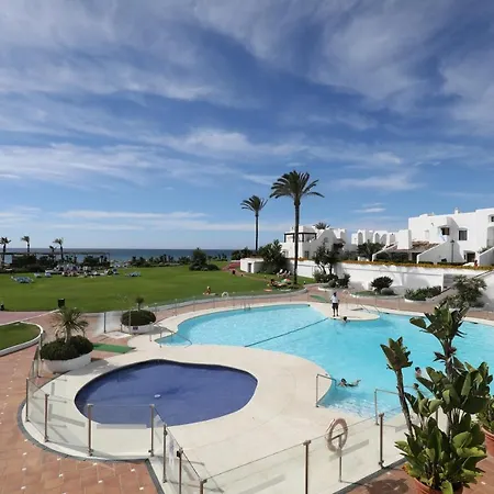 Modern House Only A 3 Minute Walk To The Beach. Apartment Estepona