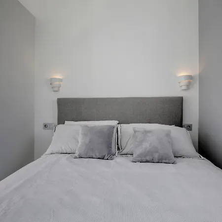 Apartment Modern House Only A 3 Minute Walk To The Beach.
