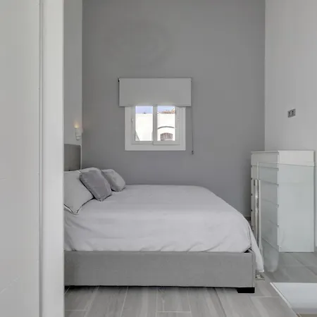 Modern House Only A 3 Minute Walk To The Beach. Apartment