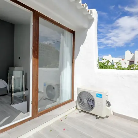 Modern House Only A 3 Minute Walk To The Beach. Apartment *