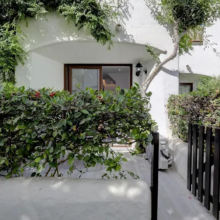 Modern House Only A 3 Minute Walk To The Beach. *