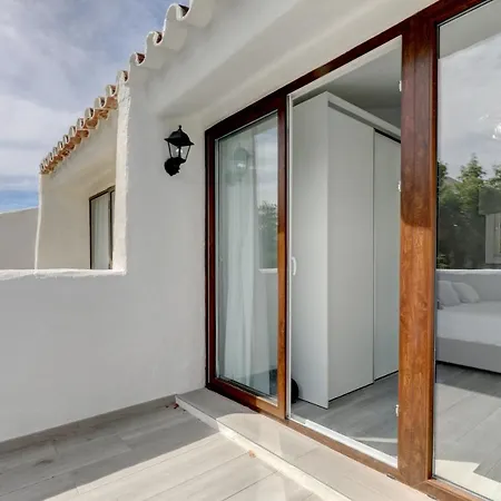 Modern House Only A 3 Minute Walk To The Beach. Apartment