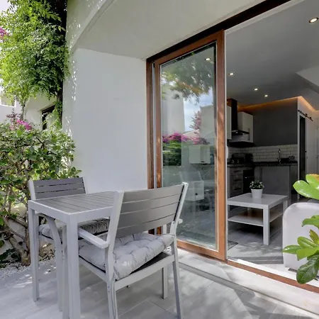 Modern House Only A 3 Minute Walk To The Beach. *