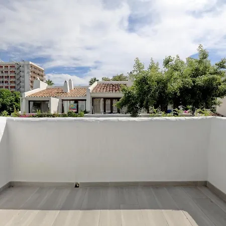 Apartment Modern House Only A 3 Minute Walk To The Beach.