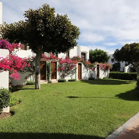 Apartment Modern House Only A 3 Minute Walk To The Beach. *
