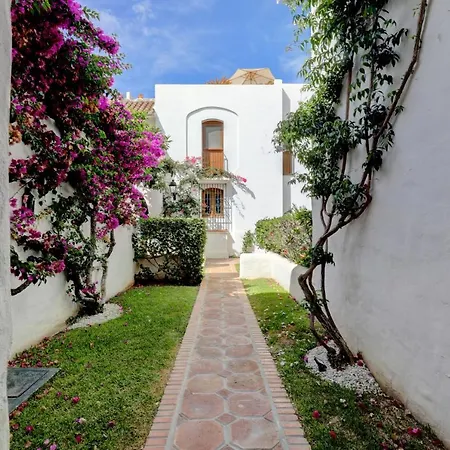 Modern House Only A 3 Minute Walk To The Beach. Apartment Estepona
