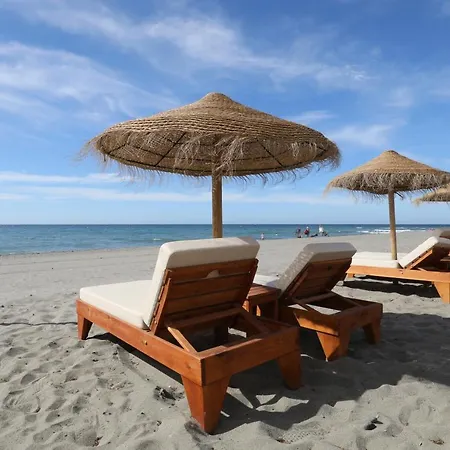 Modern House Only A 3 Minute Walk To The Beach. Apartment *