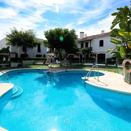 Apartment Modern House Only A 3 Minute Walk To The Beach. *