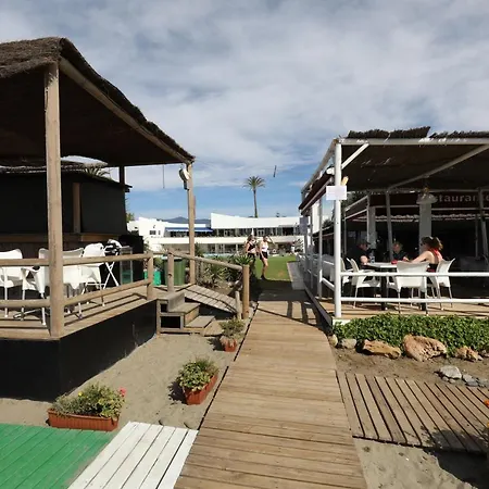 Modern House Only A 3 Minute Walk To The Beach. Apartment